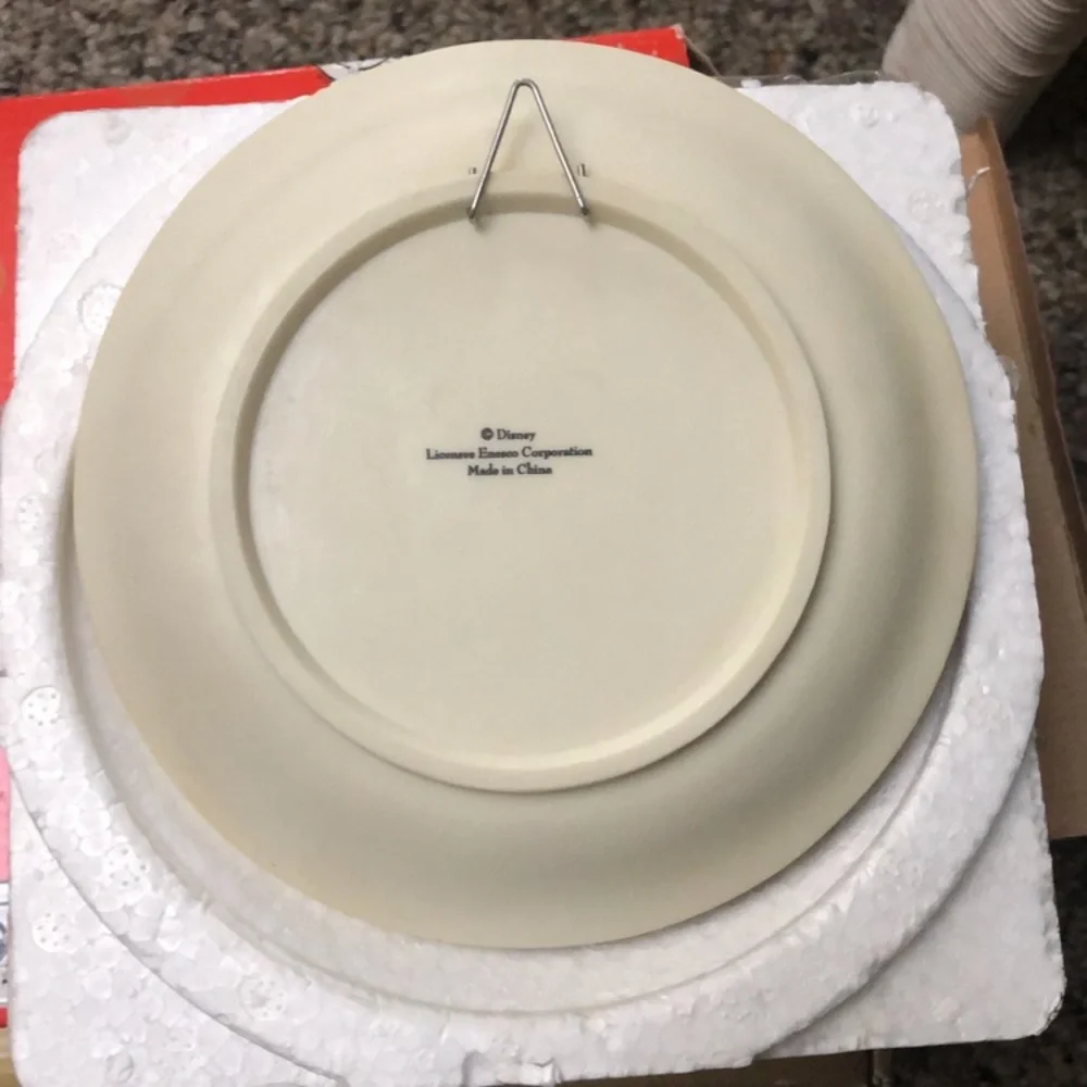 Disney Enesco 1996 Bas Relief Plate